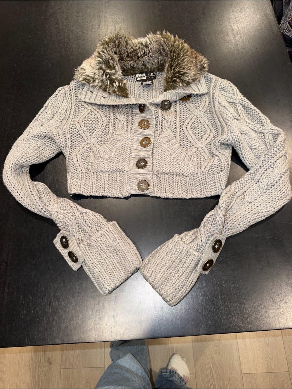 Faux Fur Collar Cropped Cable Knit Sweater - Light Gray
